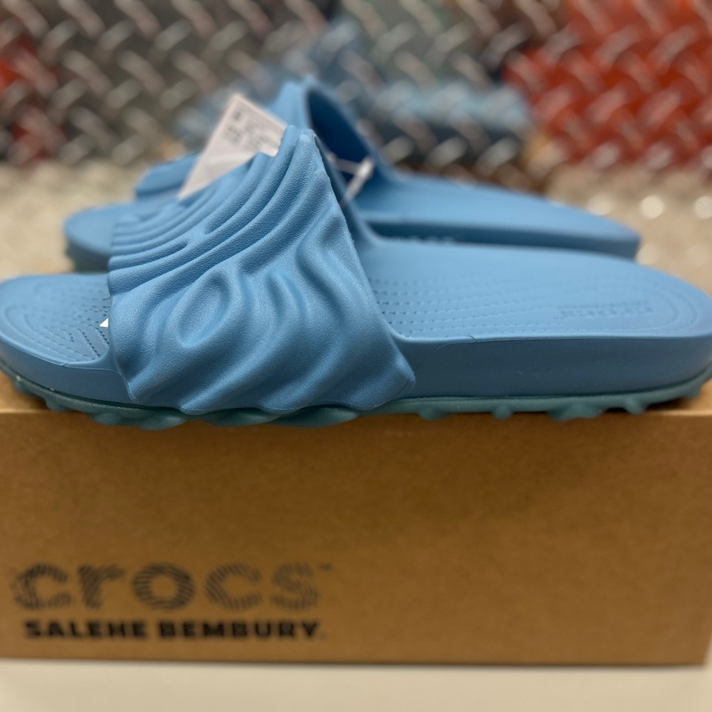 CROCS Blue Sandals Modern Minimalist Design (Men’s Size 9)